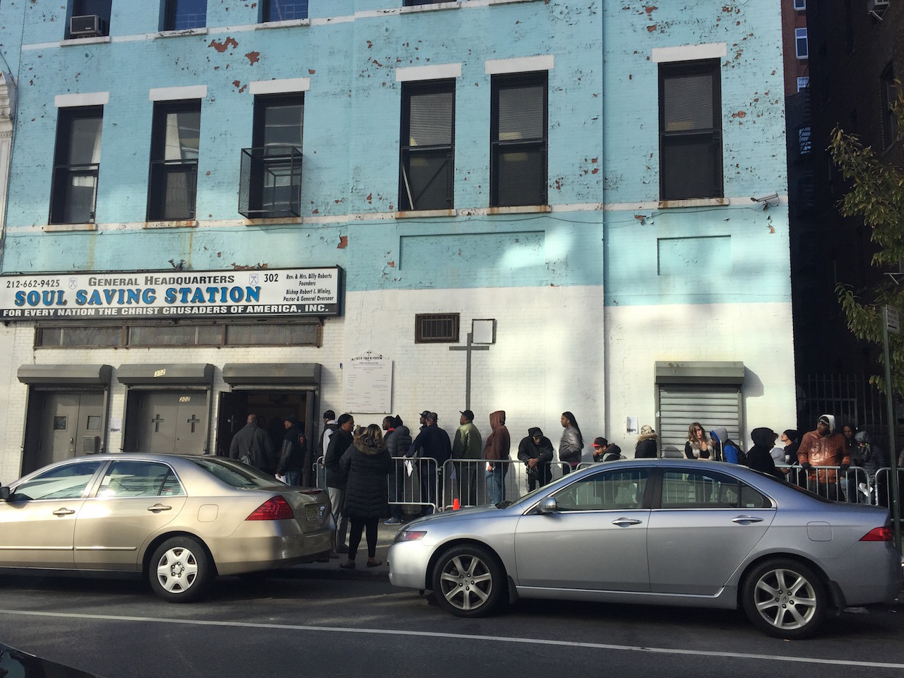 Event to erase warrants draws hundreds